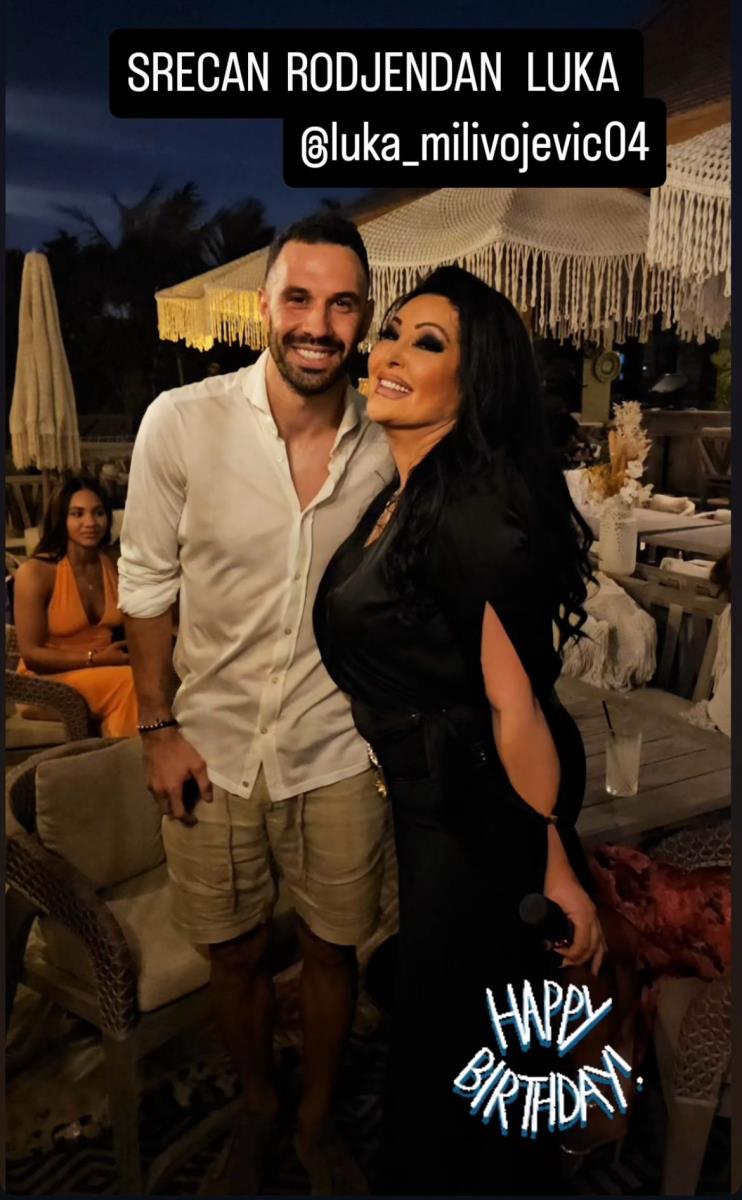 DRAGANA MIRKOVIĆ VOZI AUTO NA VODI