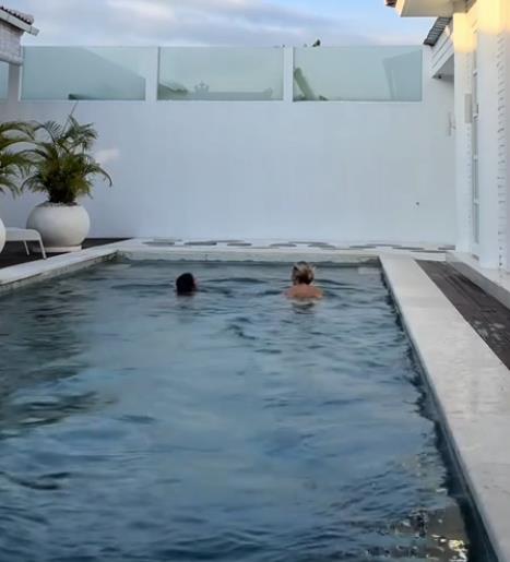 Devojke su tokom plivanja u bazenu otkrile da njihova vila i nije baš toliko privatna