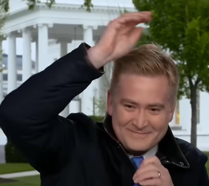 Novinaru u uživo programu sleteo golub na glavu