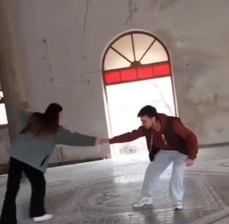 2025-04-16 10_14_41-🇬🇷 Grčka Info 🇬🇷 _ CRKVA KOJA PRKOSI ZAKONIMA FIZIKE! 🤯 Crkva u selu Ropoto.png