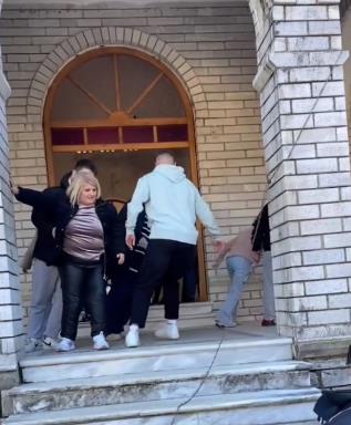 2025-04-16 10_14_15-🇬🇷 Grčka Info 🇬🇷 _ CRKVA KOJA PRKOSI ZAKONIMA FIZIKE! 🤯 Crkva u selu Ropoto.png