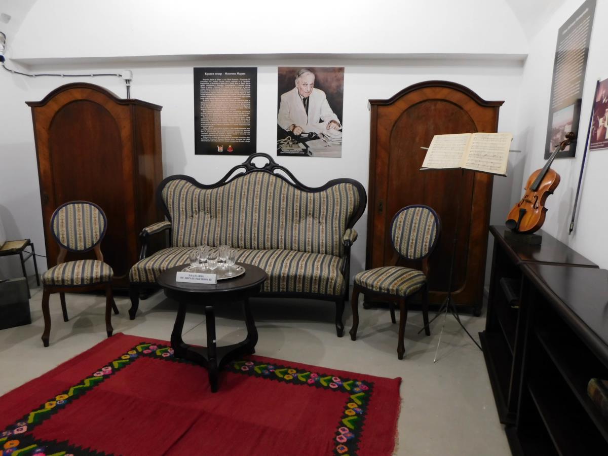 MALI ZVORNIK - Nameštaj iz gostinske sobe dr Marina.JPG