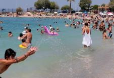 Kupači na plaži u Grčkoj