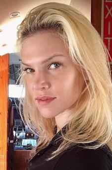 Nađa Marcinkova u crnom, krupan kadar lica