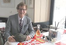 Minja Subota u restoranu sa rakijom i srpskom zastavom