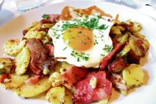 stockphototyroleangrostltraditionaltyroleandishwithpotatoesbacononionandegg1492336487.jpg