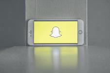 iphonewithsnapshotlogoonscreen768332.jpg