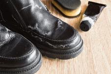 stockphotoblackclassicleatherbootswithsaltafterwalkonstreetinwintercleaningsetforfootwearon1030374733-25-12-2019.jpg