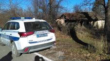 policija-ispred-knapustene-kuce.jpg