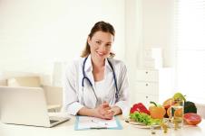 Doktorka sedi u svojoj ordinaciji