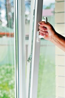 Ruka otvara prozor na kip