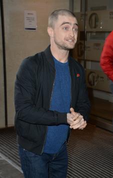 Danijel Redklif u plavom džemperu i crnoj jakni