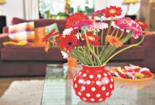 stockphotoflowersinvaseatthetableininterior52064077.jpg