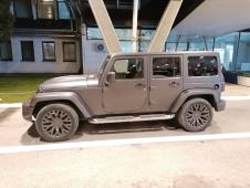 skupoceni-jeep-wrangler-zadrzan-na-gradini.jpg