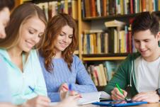 mladi pišu u biblioteci