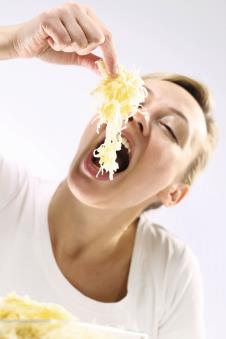 Žena širom otvorenih usta jede kiseli kupus prstima