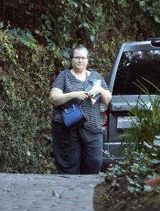 Bridžet Fonda u prugastoj majici na ulici