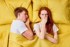 partner-se-zapustio-stockphotowomanpinchingnoseduetobadbreathbymalemouthduringsleep1960119607.jpg