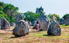 zaista-je-puno-truda-neko-ulozio-da-zasadi-bas-ovakvu-sumu---stockphotocarnacfranceaugustbeautifulviewofthestandingstonesalignmentsmenhirsin1287395179.jpg