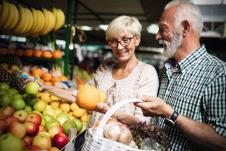 sve-imate-na-pijaci--stockphotoonlythebestfruitsandvegetablesbeautifulseniorcouplebuyingfreshfoodonmarket1198439971.jpg