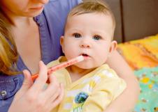 stockphotothewomangivestothesickbabymedicinebymeansofthebatchertreatment313200911.jpg