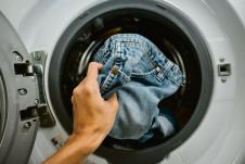 farmerke-stockphotoputtingjeansintothewashingmachine1431761858.jpg