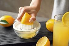 bubrezi-stockphotowomansqueezinglemonjuiceinkitchen717659395.jpg