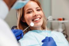 faze-lecenja-stockphotoimageofsatisfiedyoungwomansittingindentalchairatmedicalcenterwhileprofessionaldoctor1389890048.jpg