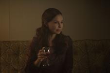 Ešli Džad sa čašom vina u ruci