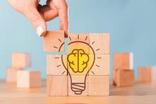 kako-da-odrzite-mozdano-zdravlje--stockphotowomanhandputtingthelastpieceofwoodenblockswiththelightbulbicon2168234817.jpg