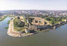 0901--stockphotoaerialviewofmedievalsmederevofortressbythedanuberiverinthesmederevotowninserbia1465872785.jpg