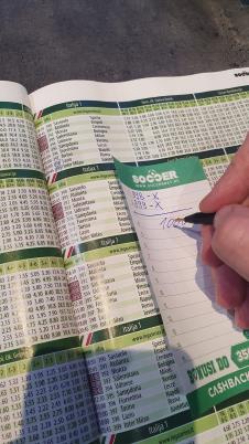 Osoba uplaćuje tiket u kladionici