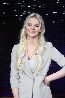 Maja Mandžuka u svetlom kompletu