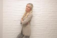 Maja Mandžuka pozira kraj belog zida