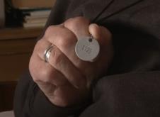 Metalni krug sa brojem 1128 koji je Živko Ivančević nosio oko vrata