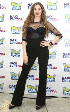 Marija Bergam pozira u crnom kombinezonu