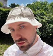 Miloš Stojković Henny sa šeširićem sa cirkonima na glavi