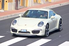 porsche-carrera--benzinska-pumpa-prevara-shutterstock-401900944.jpg