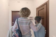 Majka i sin u hodniku zgrade ispred vrata