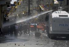 istanbul-turska-protest-suzavac-vodeni-top-seca.jpg