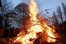 Paljenje badnjaka ispred Hrama Svetog Save na Badnji dan