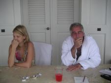 Džefri Epstajn i Nađa Marcinkova sede za stolom