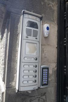 NIKOLINA NAJAVILA HAOS, KURIR NA LICU MESTA: Evo šta se dešava ispred stana Vidojeve udovice