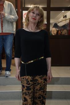 Zlata Numanagić u crnoj majici i šarenim pantalonama