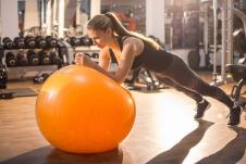 sklekovi-uz-pomoc-pilates-lopte-shutterstock-1029161542.jpg