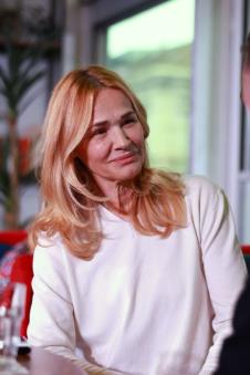 Olivera Balašević u belom duksu