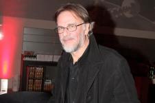 Žarko Laušević u crnom odelu sa naočarima na glavi