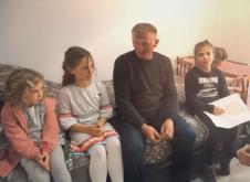 Duško Maraš sa ćerkama sedi na krevetu