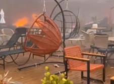 Putnici ulaze u avion i ginu