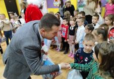 2024-12-27 16_44_53-Новогодишњи пакетићи, дар председника Вучића, подељени деци предшколских установ.png